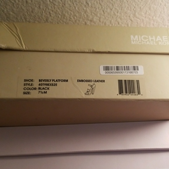 Michael Kors Beverly Platform With Gold Detail - Picture 7 of 7